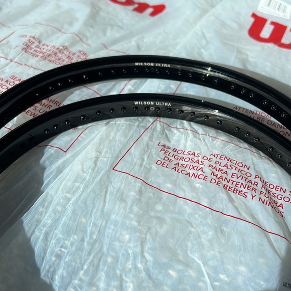 NWT Set of Wilson Ultra Pro 18x20 v4, Grip 2 ( Two rackets) - Picture 9 of 14